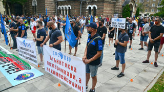 Снимка на деня: Протест на полицаи със социална дистанция
