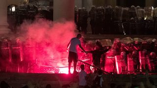 Нов щурм на парламента в Белград, протестиращи нападаха репортери и полицаи