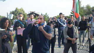 Младежите на "Да, България" опитаха да "пият кафе" с депутата Пеевски, но неуспешно