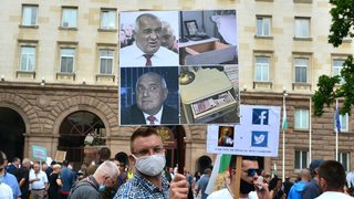 Ден седми: Протестите искат оставката на Борисов и Гешев, премиерът сменя Горанов, Маринов и Караниколов