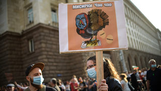 Протест по време на COVID-19. Кратък наръчник за безопасно поведение на площада