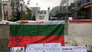 Политическата криза: българи в Брюксел посрещнаха Борисов с "Оставка"