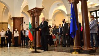 Да се тълкуват ясни текстове от конституцията означава риск от дописването й