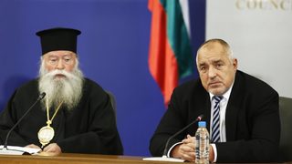 Църквата се превърна в "брошка на държавния ревер"