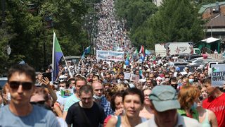 Арест на губернатор в Далечния изток отприщи масови протести и напрежение с Москва