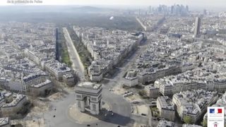 Париж заложи на местните туристи, за да спаси сезона