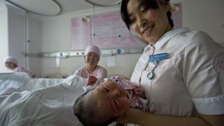 Връщане към традициите: китайките се борят децата им да носят техните фамилии