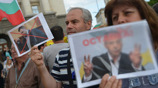 Приликите между БСП и ГЕРБ, когато срещу тях има протести
