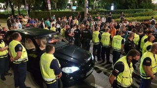 Ден 20: Протестиращи "арестуваха" шофьор, минал през крака на човек (хронология)