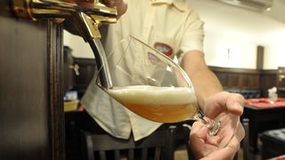 Коронавирусът в България: бюджетната комисия одобри 9% ДДС за виното и бирата