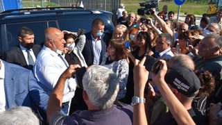Два медийни дни на Борисов: повече симпатизанти, по-малко медии и един свален тв репортаж