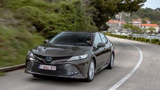 Toyota Camry дебютира в България с ореола на легенда