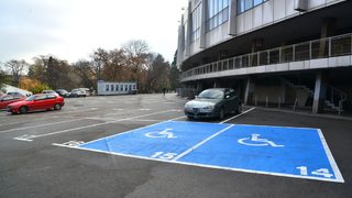 Коронавирусът в България: с публика на стадионите, но с по-строги мерки в старческите домове (хронология)