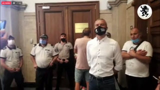 Лидерът на "Възраждане" влезе със симпатизанти в Съдебната палата, за да връчи оставката на Иван Гешев