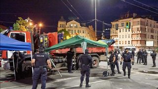 По тъмно и с благословията на Борисов полицията вдигна барикадите в страната