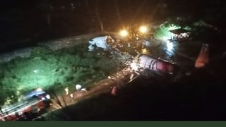 Индийски самолет с 200 души се разцепи при приземяване, има загинали и ранени