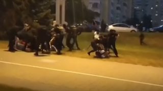 Полицейско насилие, арести и множество ранени - какво се случи тази нощ в Минск
