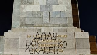 "Долу Бой/Лукашен/ко" - ново послание върху паметника на Съветската армия