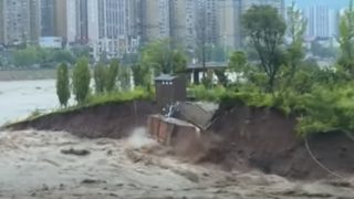Над 100 000 души са евакуирани в Китай заради опасност от наводнения