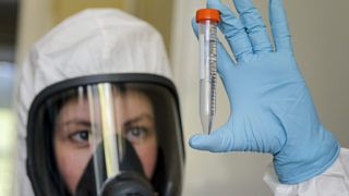 Коронавирусът по света: Русия започва масово тестване с първата потенциална ваксина (хронология)