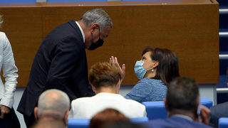 Здравната комисия в парламента премахна задължението за болнично лечение на коронавирус