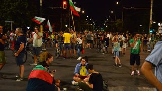 Ден 61: Отровното трио призова за борба с провокаторите с водни пистолети и солети (хронология)