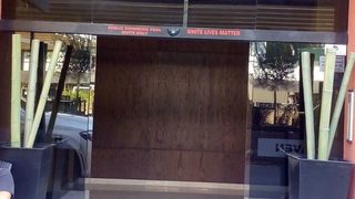 Комисията за дискриминация се захваща с хотел с басейн "само за бели"