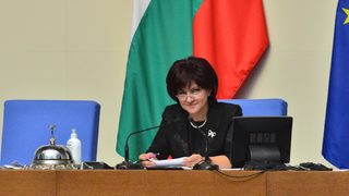 "Тук" ли каза г-н Полихронов": Петима депутати "от болничните стаи" осигуриха кворум в парламента