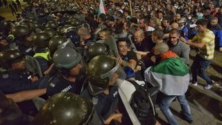 Защо се стигна до напрежението около старата сграда на парламента