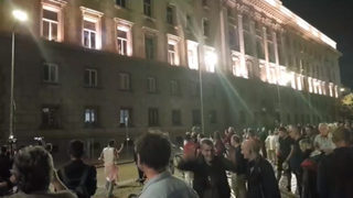 Политическата криза: протестиращи хвърляха яйца по Народното събрание (хронология)