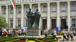 Управляващите зачеркнаха и делото на Кирил и Методий, и глаголицата