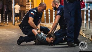 Невидимият случай на един бит, арестуван и окован протестиращ