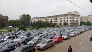 Автоинструктори блокираха центъра на София, плашат с гражданско неподчинение (обновена)