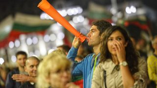 Ден 96: Протестиращите поканиха полицаите да се присъединят към тях