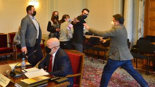 Снимка на деня: Банкноти от 500 евро бяха хвърлени по главния прокурор