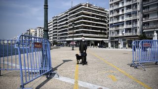 Коронавирусът по света: Гърция въвежда вечерен час в Атина и Солун