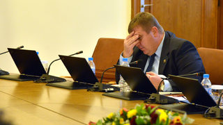 Превод в ефир: Каракачанов като майка и дарение от маски втора ръка