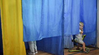 С "Демо референдум" Зеленски опитва да върне интригата в местните избори в Украйна