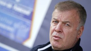 "Левски" ще има нов треньор след седмица и чака търпеливо за спонсори