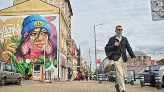 Снимка на деня: "Момиче с <span class="highlight">лалета</span>" - графити артисти съживиха стара софийска фасада