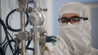 Коронавирусът по света: Производството на ваксината на Оксфорд изостава от графика
