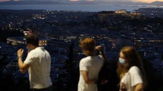 Гърция върна карантината след няколко дни с над 2000 заразени