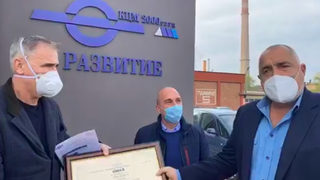 Борисов започна лично да разнася сертификатите за инвеститори