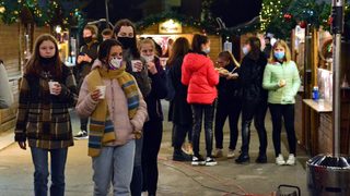 Фотогалерия: Коледен базар в условията на пандемия