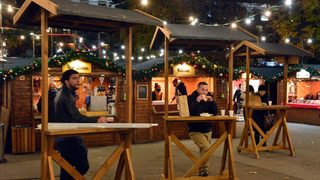 Фотогалерия: Коледен базар в условията на пандемия