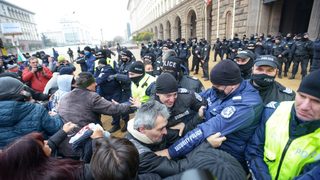 Протестите, карантината или ваксината могат да свалят Борисов