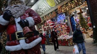 Коронавирусът по света: В Гърция училищата и ресторантите ще отворят след Коледа