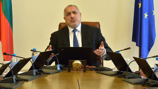 Премиерът е пръв между равни и не може да разпорежда на министрите