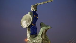 Варшава и Будапеща осветиха сгради в синьо от солидарност с ЕС