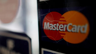 Mastercard и Visa спират плащанията на Pornhub след обвинения в насилие